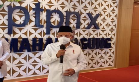 Wakil Presiden Maruf Amin dalam keterangan persnya usai menghadiri acara Napak Tilas dan HUT Ke-67 Konfederasi Sarikat Buruh Muslimin Indonesia (K-Sarbumusi) di Sidoarjo, Jawa Timur, Jumat (30/9). 