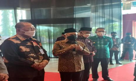 Wakil Presiden Maruf Amin dalam konferensi persnya usai menghadiri Peringatan Hari Agung Kongzi (Konghucu) ke-2573 yang diselenggarakan oleh Majelis Tinggi Agama Konghucu Indonesia atau MATAKIN di Pontianak, Kalimantan Barat, Kamis (22/9). 