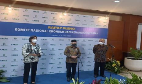 Wakil Presiden KH Ma'ruf Amin didampingi Menteri Keuangan Sri Mulyani, Direktur Jasa Keuangan Syariah KNEKS Taufik Hidayat  usai rapat pleno kedua KNEKS di Ruang Mezzanine, Gedung Juanda I, Kementerian Keuangan, pada Senin (30/5/2022). Pemerintah ingin membangun rencana induk kelembagaan ekonomi syariah yang lebih lengkap dari pusat hingga daerah.