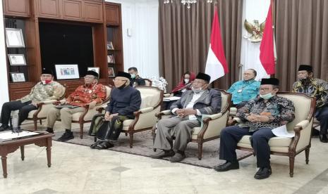 Wakil Presiden Maruf Amin didampingi Menteri Koordinator bidang Politik, Hukum dan Keamanan Mahfud MD saat menerima kehadiran pimpinan Majelis Ulama Indonesia (MU), Pengurus Besar Nahdlatul Ulama (PBNU) dan Pengurus Pusat Muhammadiyah, di rumah dinas Wapres, Jakarta, Selasa (16/6).