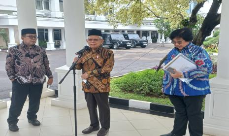 Wakil Presiden Maruf Amin didampingi Menteri Lingkungan Hidup dan Kehutanan Siti Nurbaya dalam konferensi persnya di Istana Wakil Presiden, Jakarta, Kamis (29/12).Pemerintah meminta penanganan perubahan iklim harus bergerak maju. Hal ini seiring penanganan berbagai tantangan global lainnya, seperti pengentasan kemiskinan dan pencapaian target SDGs. 