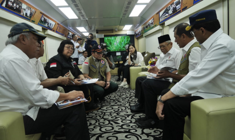 Wakil Presiden Maruf Amin didampingi sejumlah menteri bertolak dari Stasiun Kebayoran menuju kunjungan kerja di Lebak, Banten, Kamis (30/1).  