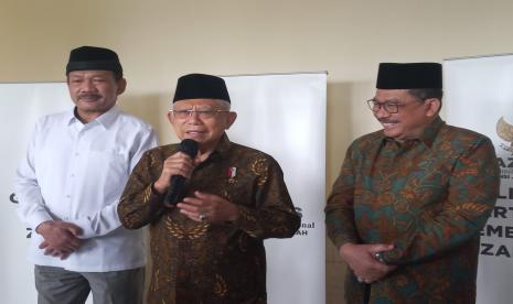 Wakil Presiden Maruf Amin didampingi Wakil Menteri Agama Zainut Tauhid, Ketua Baznas Noor Ahmad saat konferensi pers di Surakarta, Jawa Tengah, Senin (21/11). 