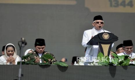 Wakil Presiden Maruf Amin (kanan) membacakan doa disaksikan Ketua SC Satu Abad NU yang juga Menteri BUMN Erick Thohir (kedua kiri) saat acara Resepsi Satu Abad Nahdlatul Ulama di Stadion Gelora Delta Sidoarjo, Jawa Timur, Selasa (7/2/2023). Presiden bersama Wakil Presiden dan sejumlah Menteri Kabinet Indonesia Maju menghadiri acara Resepsi Puncak Satu Abad NU sekaligus meresmikan dan membuka kegiatan tersebut. Acara resepsi tersebut berlangsung selama 24 jam dengan diisi beragam kegiatan seperti membaca shalawat dan shalat qiyamul lail, karnaval kebudayaan nusantara, bazar UMKM, dan panggung hiburan rakyat yang akan diisi oleh sejumlah band dan musisi seperti Slank, Rhoma Irama dan Maher Zain.