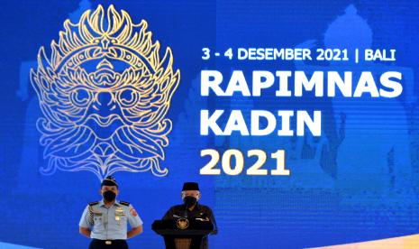 Wakil Presiden Maruf Amin (kanan) menyampaikan sambutan saat penutupan Rapat Pimpinan Nasional (Rapimnas) Kamar Dagang dan Industri (Kadin) Indonesia 2021 di Nusa Dua, Badung, Bali, Sabtu (4/12/2021). Kegiatan yang diikuti sekitar 1.200 orang jajaran pimpinan dan pengurus Kadin se-Indonesia tersebut resmi ditutup setelah menyelenggarakan sejumlah kegiatan seperti forum bisnis, pameran UMKM, sidang pleno serta penandatanganan sejumlah nota kesepahaman.