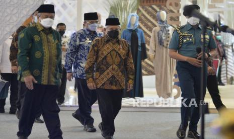 Wakil Presiden Maruf Amin (kedua kiri) bersama Gubernur Bank Indonesia (BI) Perry Warjiyo (kiri) saat pembukaan Indonesia Sharia Economic Festival (ISEF) 2022 di JCC Senayan, Jakarta, Kamis (6/10/2022). Festival ekonomi syariah yang di gelar Bank Indonesia (BI) itu berlangsung pada 5-9 Oktober untuk mendorong ekonomi dan keuangan syariah sebagai arus utama kebijakan nasional dan internasional serta menjadikan Indonesia sebagai referensi dunia dalam pengembangan ekonomi dan keuangan syariah.