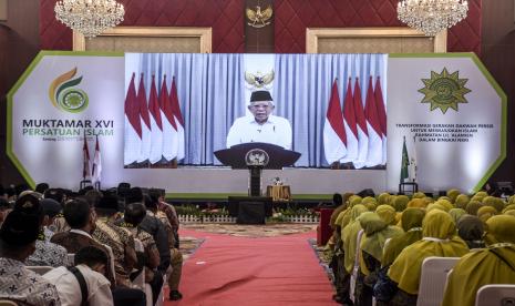 Wakil Presiden Maruf Amin memberikan sambutan secara daring pada pembukaan Muktamar XVI Persatuan Islam di Soreang, Kabupaten Bandung, Sabtu (24/9/2022).