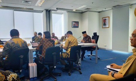 Wakil Presiden Maruf Amin memimpin rapat pleno TNP2K bersama sejumlah menteri di kantor TNP2K, Kebon Sirih, Jakarta, Selasa (11/2).