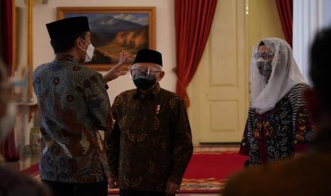 Wakil Presiden Maruf Amin mendampingi Presiden Joko Widodo saat meresmikan peluncuran Gerakan Nasional Wakaf Uang dan Brand Ekonomi Syariah di Istana Negara, Jakarta, Senin (25/1).