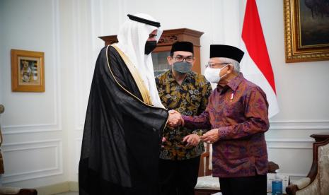  Arab Saudi disebut masih wajibkan vaksin meningitis dihapus. Foto:  Wakil Presiden Maruf Amin menerima kunjungan Menteri Urusan Haji dan Umrah Arab Saudi Tawfiq Fawzan Muhammed Alrabiah, di Istana Wakil Presiden, Jalan Medan Merdeka Selatan Nomor 6, Jakarta, Rabu (26/10/2022). 