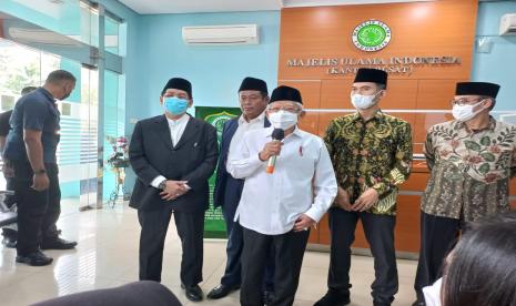 Wakil Presiden Maruf Amin menghadiri rapat dewan pimpinan Majelis Ulama Indonesia di Kantor MUI, Jakarta, Selasa (28/6). Dalam kesempatan itu, Wapres mengatakan Pemerintah antisipasi kelangkaan hewan qurban di tengah wabah PMK 