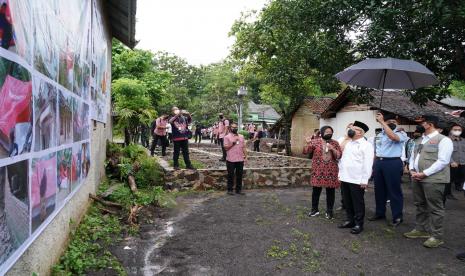 Wakil Presiden Ma'ruf Amin meninjau lokasi terdampak bencana gempa di Desa Cibeulah, Kecamatan Munjul, Pandeglang, Banten, Kamis (20/1).