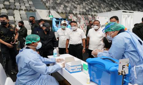 Wakil Presiden Maruf Amin meninjau pelaksanaan vaksinasi atlet di Istora Senayan, Jakarta, Jumat (26/2).