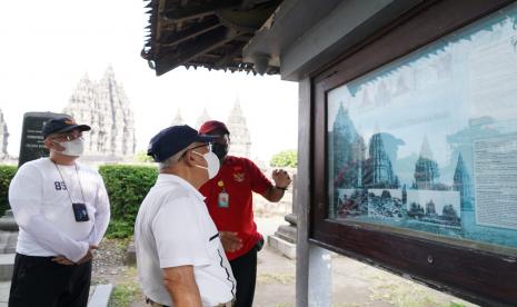 Wakil Presiden Maruf Amin meninjau pemugaran Kompleks Candi Prambanan di Sleman, DIY, Ahad pagi (11/12/2022).