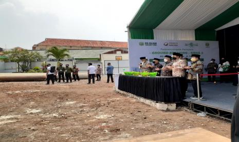 Wakil Presiden KH Ma'rif Amin melakukan pemancangan pertama Ground Breaking Graha Dua RS Islam Surabaya, Jawa Timur, Kamis (31/3/2022).