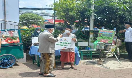 Wakil Presiden KH Ma'ruf Amin saat memberikan bantuan Baznas usai Shalat Jumat di Masjid Raya At-Taqwa, Matraman, Jakarta, Jumat (6/1/2023).