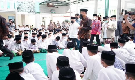 Wakil Presiden Maruf Amin saat memberikan bantuan santripreneur ke santri di Pondok Pesantren (Ponpes) Darul Ulum di Desa Rejoso, Peterongan, Jombang, Jumat (3/6).