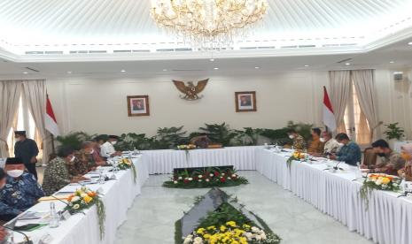 Wakil Presiden Maruf Amin saat memimpin rapat kerja percepatan penurunan stunting pada 12 provinsi prioritas di  Istana Wakil Presiden, Jakarta, Kamis (4/8). 