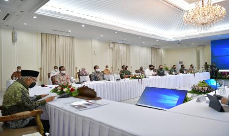 Wakil Presiden Ma'ruf Amin saat memimpin rapat koordinasi tentang pendekatan penanganan Papua pascaterbitnya Undang-undang Otsus Papua 2021 di Istana Wakil Presiden, Rabu (15/12).