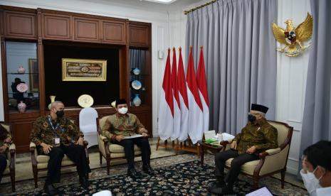 Wakil Presiden Maruf Amin saat menerima Anggota Dewan Pengawas dan Badan Pelaksana Badan Pengelola Keuangan Haji (BPKH) di Kediaman Resmi Wapres di Jakarta, Senin (15/8). 