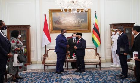 Wakil Presiden Maruf Amin saat menerima kunjungan -Wakil Presiden (Wapres) Zimbabwe yang juga merangkap Menteri Kesehatan dan Perlindungan Anak Jenderal (Purn) Constantino Chiwenga di Istana Wakil Presiden, Jakarta, Selasa (17/5).