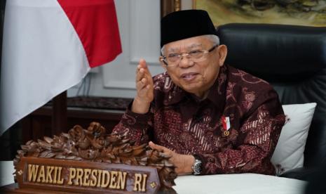 Wakil Presiden Maruf Amin mendorong santri produktif dan kreatif hadapi pandemi Covid-19. 