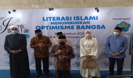 Wakil Presiden Maruf Amin saat mengunjungi Islamic Book Fair 2022 di Jakarta Convention Center (JCC) Senayan, Jakarta, Jumat (5/8). 