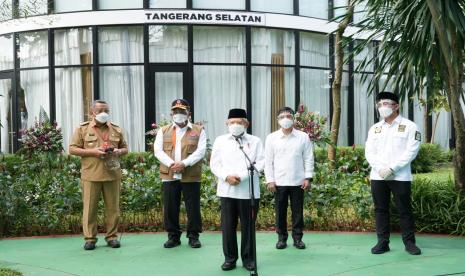 Wakil Presiden Ma'ruf Amin saat meninjau pelaksanaan vaksinasi di Kota Tangerang Selatan, Selasa (15/6).