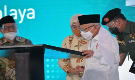 Wakil Presiden Ma'ruf Amin saat meresmikan 1.014 BLK Komunitas dalam acara Rembuk Nasional Vokasi dan Kewirausahaan & Peresmian Balai Latihan Kerja Komunitas Tahun 2020 di Pesantren Cipasung, Tasikmalaya, Selasa (8/6).