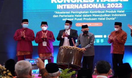 Wakil Presiden Maruf Amin saat meresmikan pembukaam Kongres Halal Internasional 2022 di Hotel Novotel Bangka, Selasa (14/6).  BPMI/Setwapres