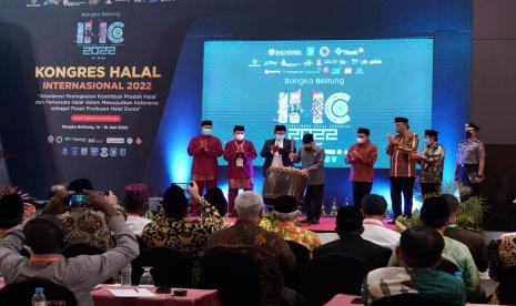 Wakil Presiden Maruf Amin saat meresmikan pembukaam Kongres Halal Internasional 2022 di Hotel Novotel Bangka, Selasa (14/6).  BPMI/Setwapres