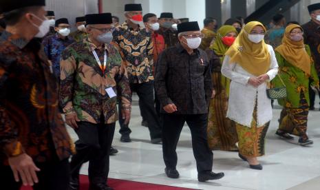 Wakil Presiden Maruf Amin (tengah) bersama Ketua Umum PP Muhammadiyah Haedar Nashir (kedua kiri) memasuki tempat penutupan Muktamar ke-48 Muhammadiyah di Edutorium UMS, Surakarta, Jawa Tengah.