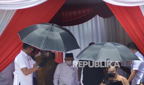 Wakil Presiden Maruf Amin (tengah), meninggalkan lokasi usai meninjau dan meresmikan Pasar Rakyat Pariaman, Sumatera Barat, Selasa (6/4/2021). Wakil Presiden meresmikan Pasar Rakyat Pariaman yang baru selesai dibangun sekaligus meninjau pemberian vaksin kepada warga dan penanaman pohon pelindung di kota Tabuik itu. 