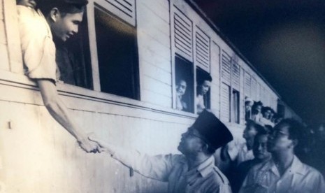 Wakil Presiden Moh Hatta di stasiun Yogyakarta menyambut pejuang Siliwangi yang melakukan hijrah.