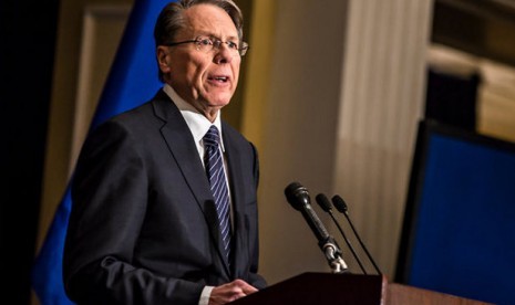 Wakil Presiden National Riffle Association of America, Wayne LaPierre dalam konferensi pers di Washington, Jumat (21/12/2012). Dalam pidatonya ia menyerukan untuk mempersenjatai petugas keamanan di seluruh sekolah di Amerika Serikat