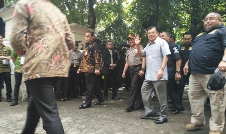 Wakil Presiden Republik Indonesia Jusuf Kalla bersama dengan istrinyaMufidah Jusuf Kalla dan putrinya Chairani Jusuf Kalla, serta didampingi oleh Kapolri Tito Karnavian berjalan menuju Tempat Pemungutan Suara (TPS) 03 Kelurahan Pulo, Jakarta Selatan, Rabu 