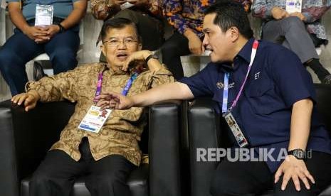 Wakil Presiden Republik Indonesia Jusuf Kalla dan Presiden INASGOC Erick Thohir menyaksikan pertandingan basket Qatar melawan Hong Kong di babak penyisihan Grup C Asian Games ke 18 di Hall Basket Senayan, Jakarta Selasa (14/8).