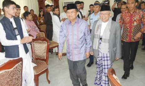 Wakil Presiden Republik Indonesia Jusuf Kalla (JK) membuka Diklat Pendalaman Agama Islam Siswa Afghanistan di Istana Wakil Presiden.Tampak KH Ma'ruf Amin menemaninya.