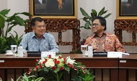 Wakil Presiden Republik Indonesia Jusuf Kalla (kiri) dan Ketua DPD Republik Indonesia Oesman Sapta (kanan).