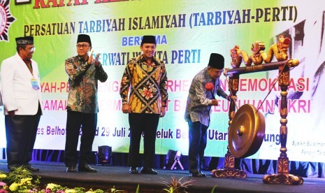 Wakil Presiden Republik Indonesia Jusuf Kalla memukul gong sebagai tanda resmi dibukanya Rakernas Persatuan Tarbiyatul Islamiyah (Perti) yang berlangsung di Bandar Lampung, Sabtu (28/7).