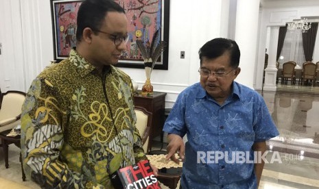 Wakil Presiden Republik Indonesia Jusuf Kalla dan Anies Baswedan (kiri)