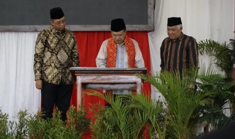 Wakil Presiden Republik Indonesia Jusuf Kalla meresmikan berbagai fasilitas di Pesantren Modern Internasional (PMI) Dea Malela, yang berlokasi di Kabupaten Sumbawa, Provinsi Nusa Tenggara Barat, Sabtu (3/8).