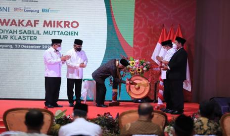 Wakil Presiden Republik Indonesia K.H. Maruf Amin didampingi Ketua Dewan Komisioner OJK Wimboh Santoso meresmikan pendirian Bank Wakaf Mikro (BWM) Pondok Pesantren Muhammadiyah Sabilil Muttaqien di Metro Lampung, Kamis.