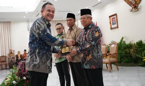 Wakil Presiden Republik Indonesia K.H. Maruf Amin (kanan) didampingi Menteri Koordinator Bidang Pembangunan Manusia dan Kebudayaan Republik Indonesia Muhadjir Effendy (kedua kanan) dan Menteri Pendayagunaan Aparatur Negara dan Reformasi Birokrasi Republik Indonesia Abdullah Azwar Anas (kedua kiri) memberikan apresiasi Anugerah Revolusi Mental 2023 kepada Astra yang diterima oleh Chief of Corporate Affairs Astra Riza Deliansyah (kiri) pada Rabu (20/12) di Istana Wakil Presiden Republik Indonesia.