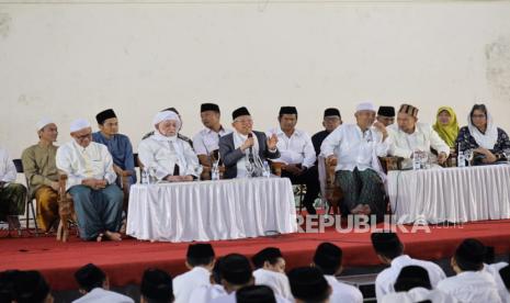 Wakil Presiden Republik Indonesia ke-13 KH Maruf Amin (depan, ketiga dari kiri) mengunjungi Pondok Pesantren (Ponpes) Lirboyo, Kediri, Jawa Timur, tepat pada hari pertama Tahun Baru 2025