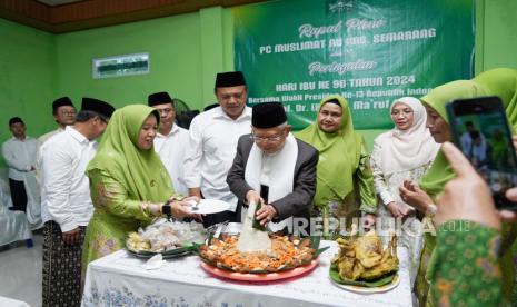 Wakil Presiden Republik Indonesia ke-13, Prof Dr  KH Maruf Amin (tengah) menghadiri Rapat Pleno Pengurus Cabang (PC) Muslimat Nahdlatul Ulama (NU) Kabupaten Semarang, Jawa Tengah, sekaligus memperingati Hari Ibu dan  tasyakuran kantor baru, Rabu (25/12/2024).