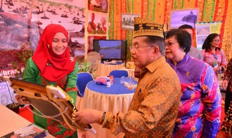 Wakil Presiden RI, H.M. Jusuf Kalla, didampingi Menteri Lingkungan Hidup dan Kehutanan, Siti Nurbaya, meninjau stand pameran pada Puncak Peringatan Hari Lingkungan Hidup Sedunia Tahun 2016 di Siak, Prov. Riau, Jum'at, (22 /7).