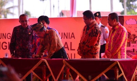 Wakil Presiden RI, H.M. Jusuf Kalla, Menandatangani Sampul Peringatan dan Prasasti Peresmian Taman Nasional Zamrud pada Puncak Peringatan Hari Lingkungan Hidup Sedunia Tahun 2016 di Siak, Prov. Riau, Jum'at, (22/7).