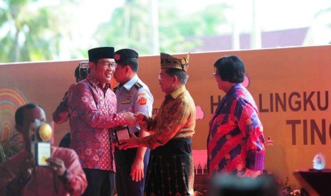  Wakil Presiden RI, H.M. Jusuf Kalla, menyerahkan penghargaan Adipura Kirana kepada Walikota Bandung, Ridwan Kamil, pada Puncak Peringatan Hari Lingkungan Hidup Sedunia Tahun 2016 di Siak, Prov. Riau, Jum'at, (22/7).