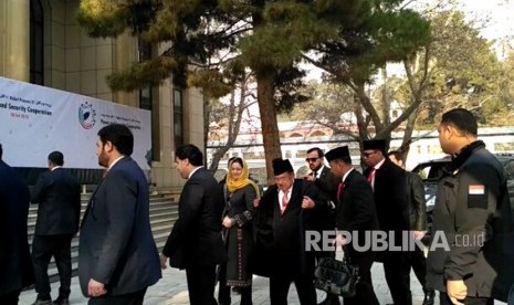 Wakil Presiden RI HM Jusuf Kalla berjalan menuju Char Chinar Palace, tempat penyelenggaraan pembukaan Kabul Process Conference di Istana Haram Sarai, Kabul, Afganistan, Rabu (28/2).  